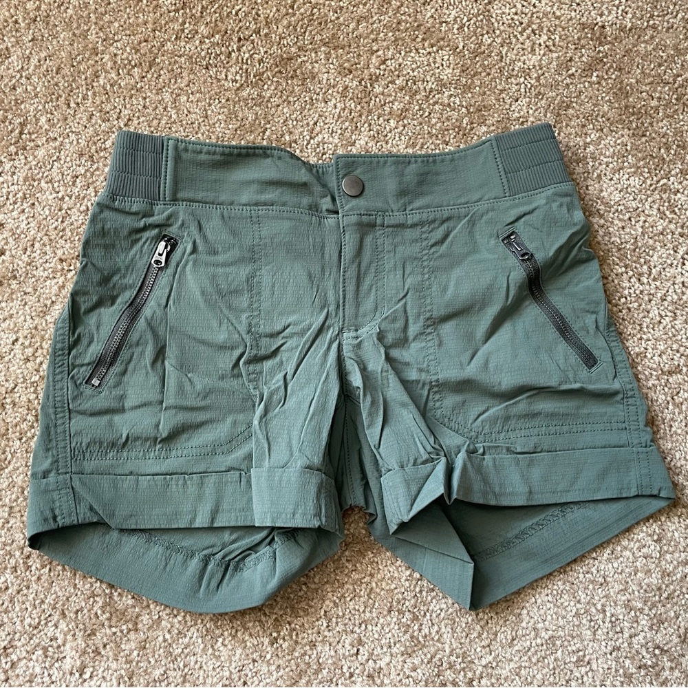 Athleta Trekkie Hiking Shorts Green 2